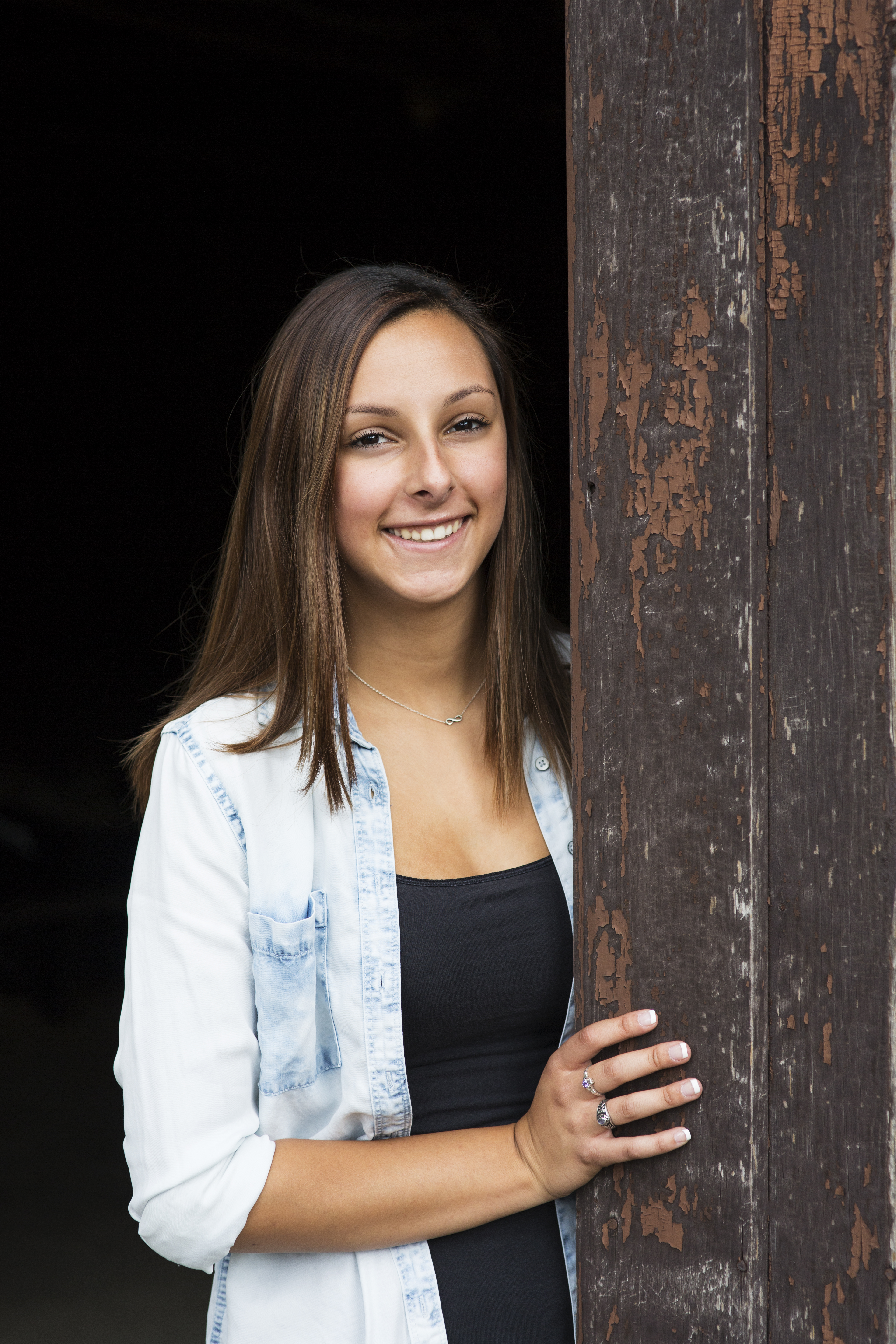 portrait senior girl rustic texture wood barn door