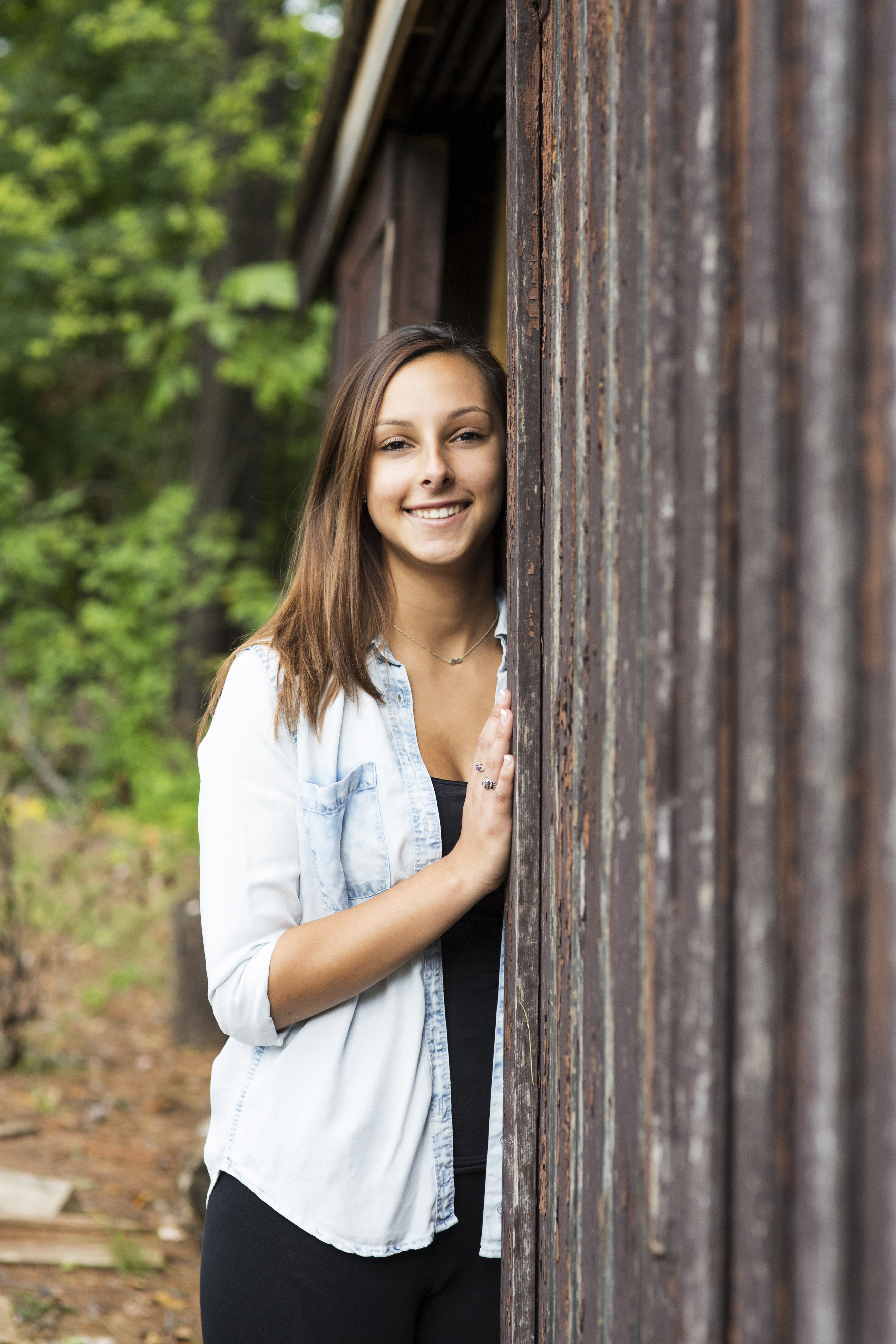 senior girl outdoor photos with barn wood beautiful smile